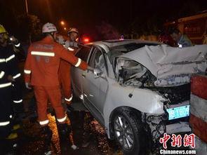 国产车撞石墩事故视频,惊险瞬间引发安全警示